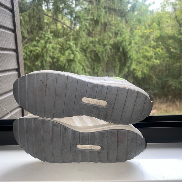 Women's size 9.5 Adidas RetroRun Athletic Running Shoes FY6494 Chalk White - Picture 7 of 7